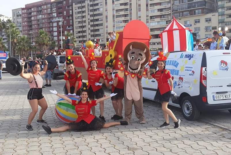 Grupo de animadores de La Maga en un desfile festivo en Cádiz.