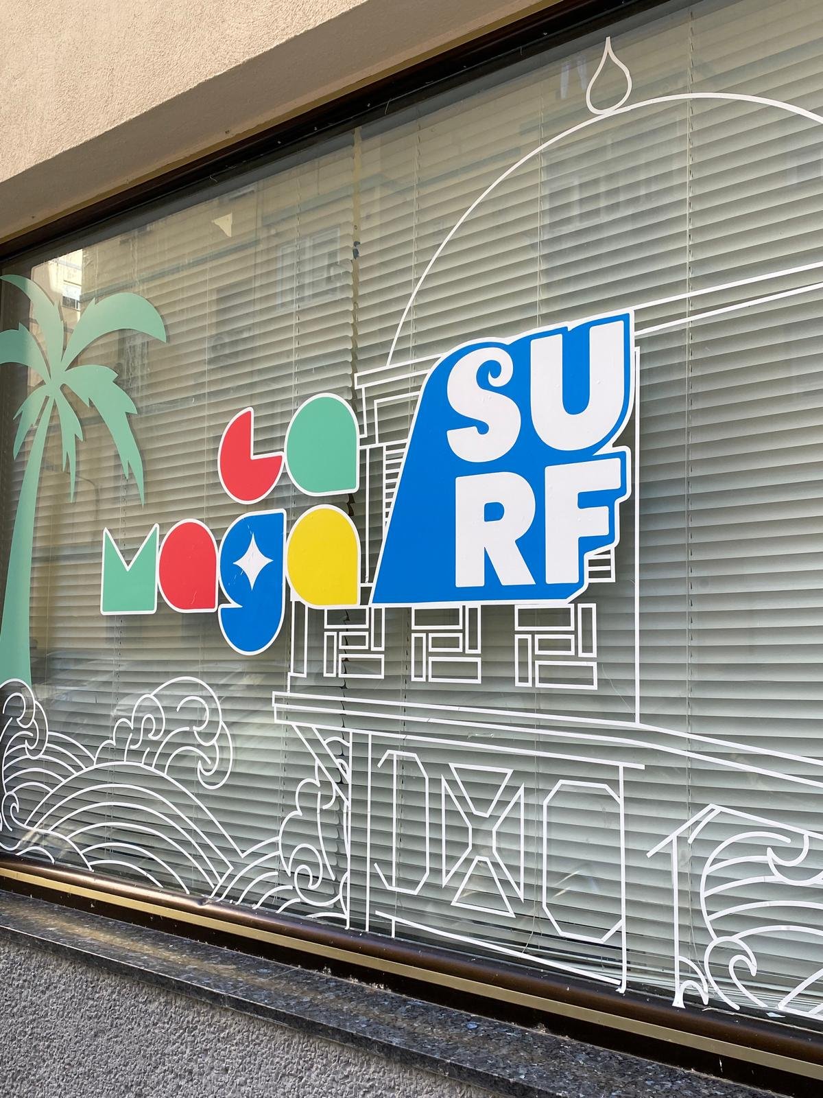 Escaparate de nuestro local de La Maga Surf en Cádiz
