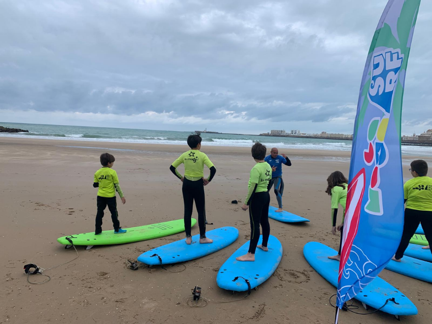 Clase de Cumple Surf en la playa